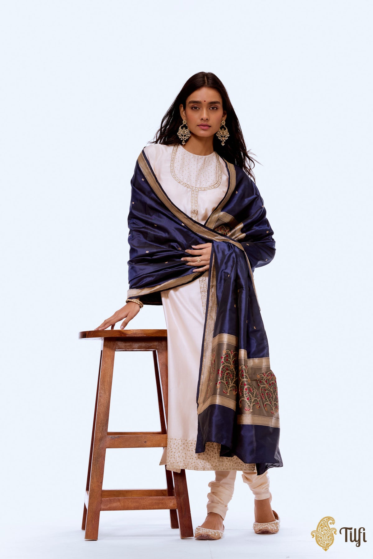 &#39;Anar Lata&#39; Navy Blue Pure Katan Silk Banarasi Handloom Dupatta