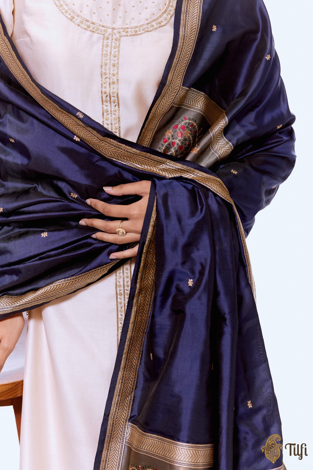 &#39;Anar Lata&#39; Navy Blue Pure Katan Silk Banarasi Handloom Dupatta