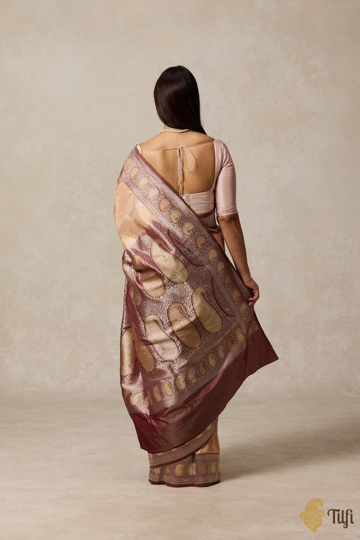 &#39;Uttara&#39; Peach-Brown Pure Katan Silk Banarasi Handloom Saree