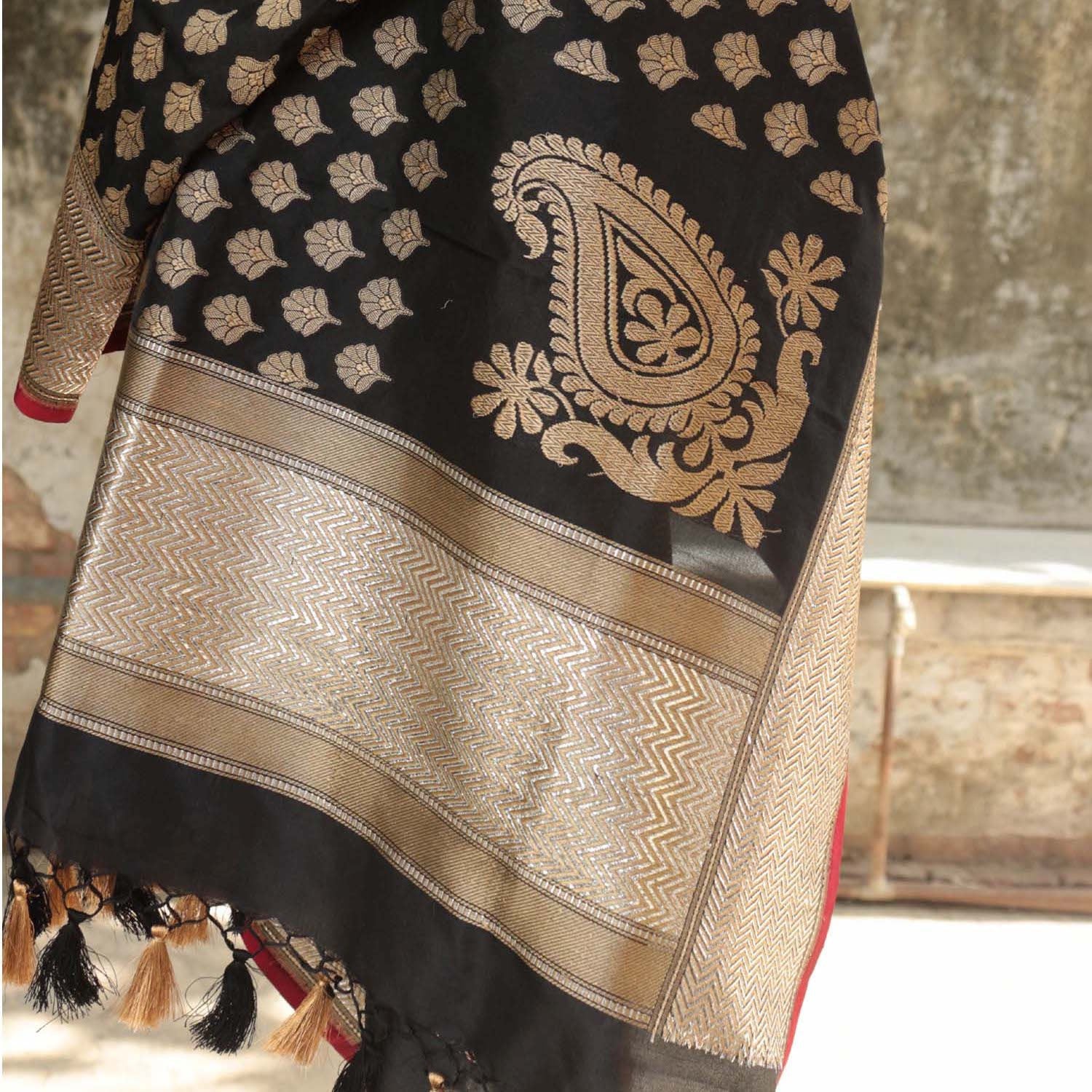 Black Pure Katan Silk Banarasi Handloom Dupatta - Tilfi