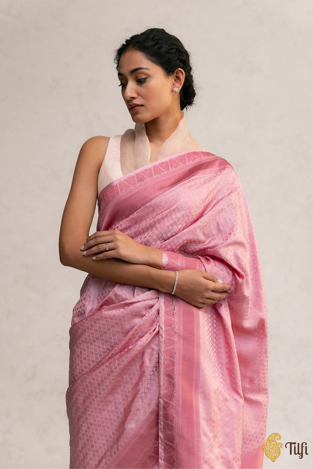 The subtle and rhythmic weave of fine silk threads cover the entire body of  this Banarasi Tanchoi silk saree with a striking contrast bo