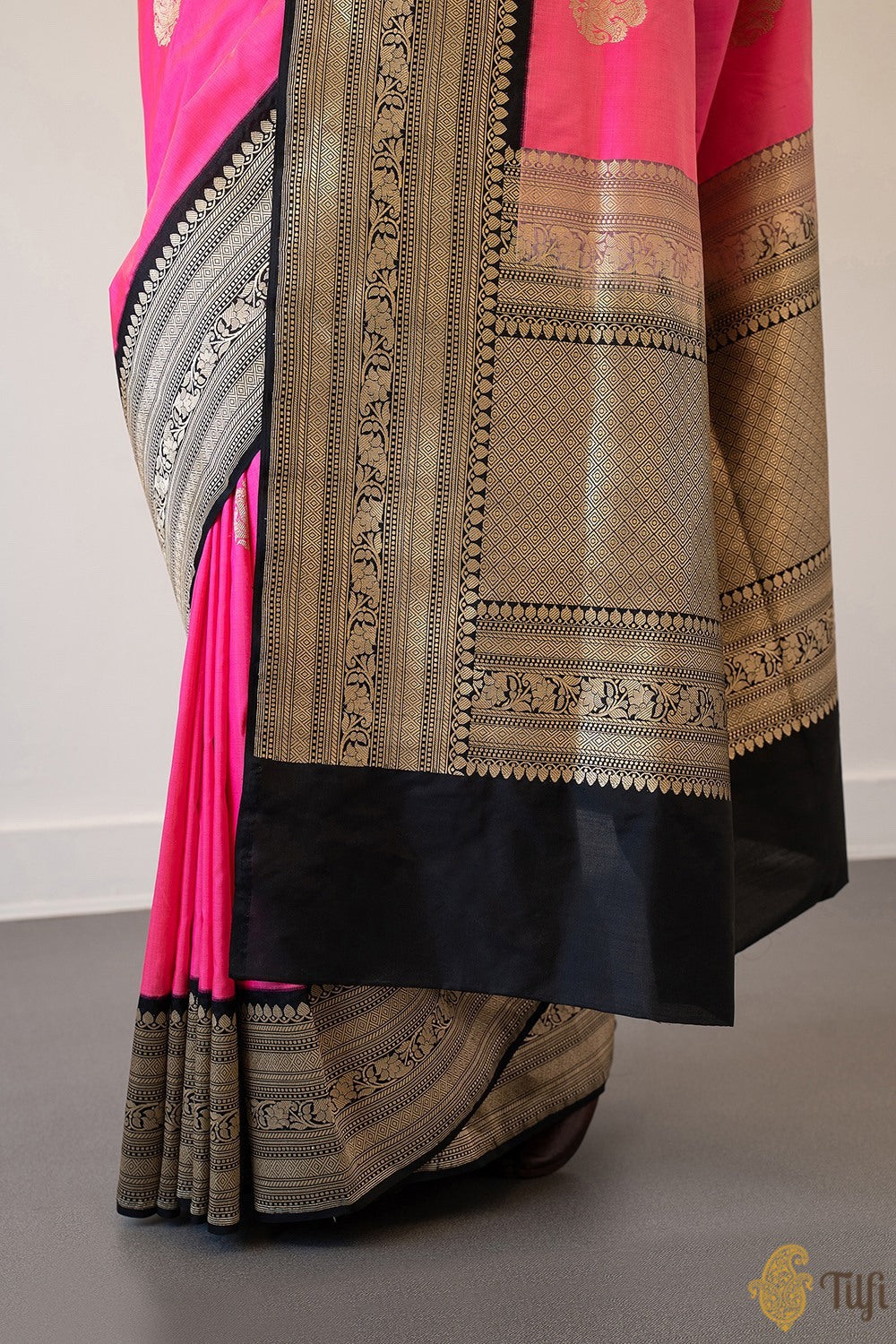 &#39;Qainaat &#39; Peach-Pink Pure Katan Silk Banarasi Kadiyal Handloom Saree